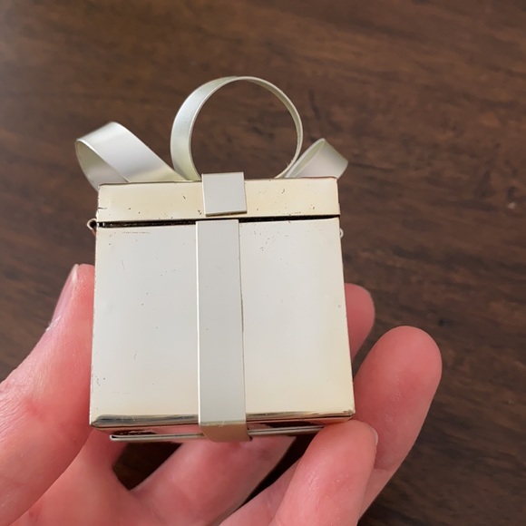 GUC metallic ring box with hinge and bow on top - Picture 6 of 13